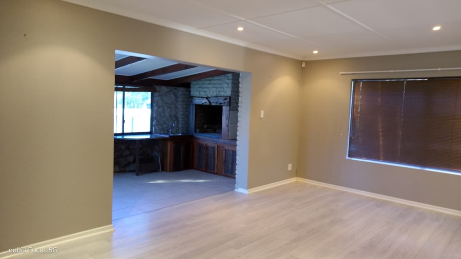 To Let 4 Bedroom Property for Rent in Wavecrest Eastern Cape